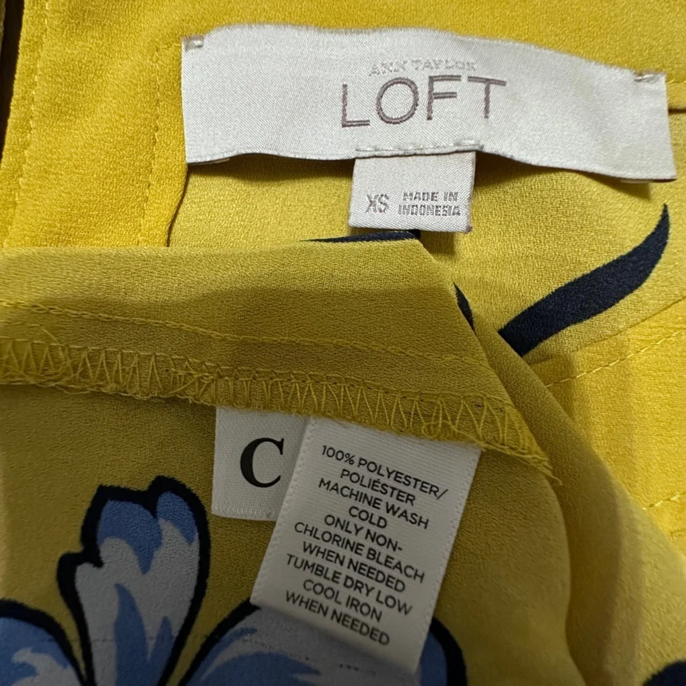 🛍️ Loft  Roll up sleeve blouse size XS excellent condition.